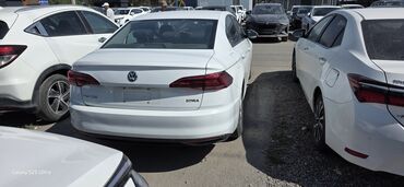 центральный замок гольф: Белый седан Volkswagen. Автомобиль подходит для повседневных поездок