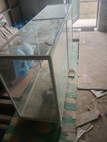 стенды на заказ: Şüşə vitrin stendləri - Material: temperli şüşə panellər, metal