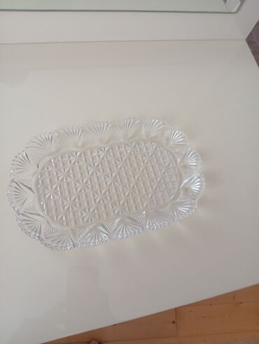 metbext ucun: Kəsimli şüşə servis sini - Material: şəffaf, qalın şüşə - Forma: oval