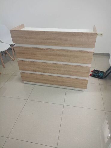 Komode: Pult 12 Materijal i Dekor: Izrađuje se od univera debljine 18mm u — 16