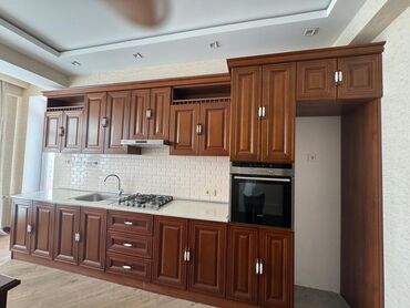 Mətbəx mebeli: 5 m ölçüsündə.Satilir 700 azn.Uzerinde qaz+aspirator+mebel ici