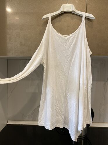 Dəstlər, kostyumlar: Qadın geyimləri 3 azn her biri 1) Açıq boz rəngli qısaqol bluz: - — 9