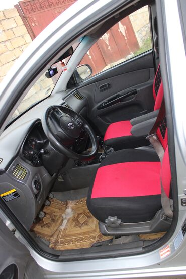 Kia: Kia Rio hatchback – gümüşü rəngdə, 5 qapılı şəhər avtomobili. Xarici — 12