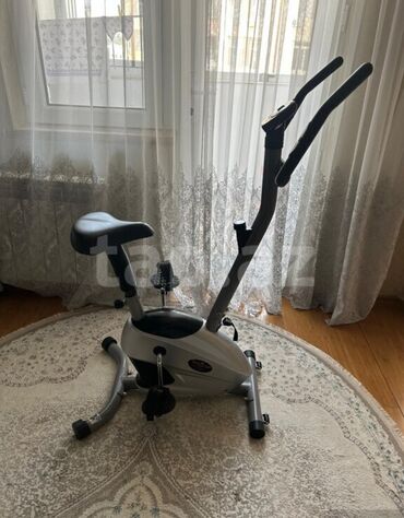 Evdə idman etmək üçün nəzərdə tutulmuş sabit məşq velosipedi. Bu