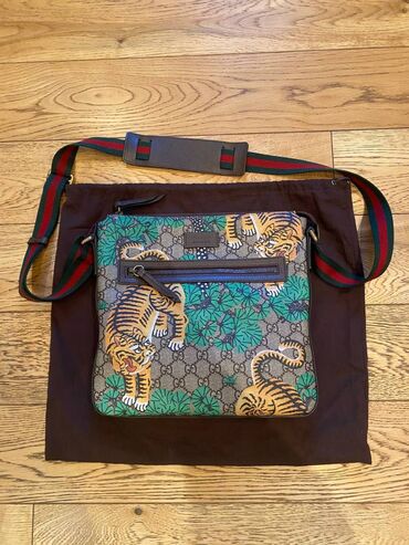 Çantalar: Gucci tiger GG supreme messenger bag Orijinal, sizin tərəfinizdən hər lalafo.az -da Çantalar: Gucci tiger GG supreme messenger bag Orijinal, sizin tərəfinizdən hər
