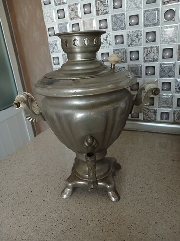 Ət çəkən maşınlar: Klassik metal samovar.elektrikli samavardir.ama shunur hissesi yoxdu