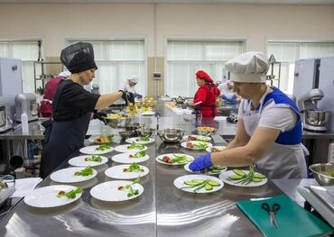 требуется помощник повора: Требуется повар с помощником для частной школы в г. Бишкек ориентир