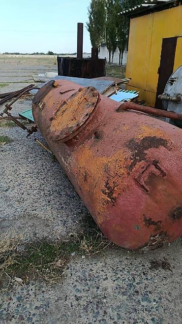 бачок для воду: Старый металлический горизонтальный резервуар/бак промышленного типа — 2