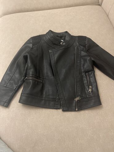 детская курточка на девочку: Продаю кожаную курточку на 4/5 лет,110 см.в идеал состоянии