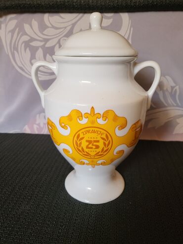 Antikvarne vaze: Porcelanska apotekarski nov cup Zajecar 70te. Cup,za