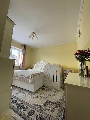 Продажа коттеджей и домов: Продается дом. Фасад здания утеплен и выполнен в ярком оттенке, что — 18