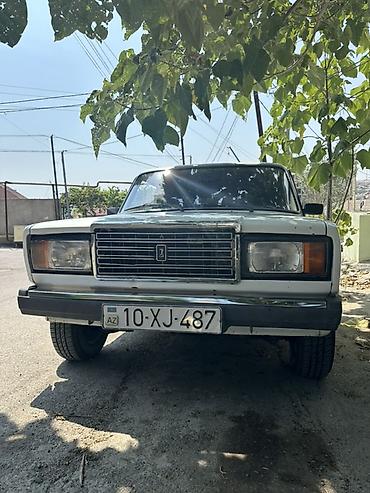 avtomobil az zil 130: VAZ 2107 sedan – klassik ağ rəng, 4 qapı, arxa ötürücülü. Ili 2005 — 7