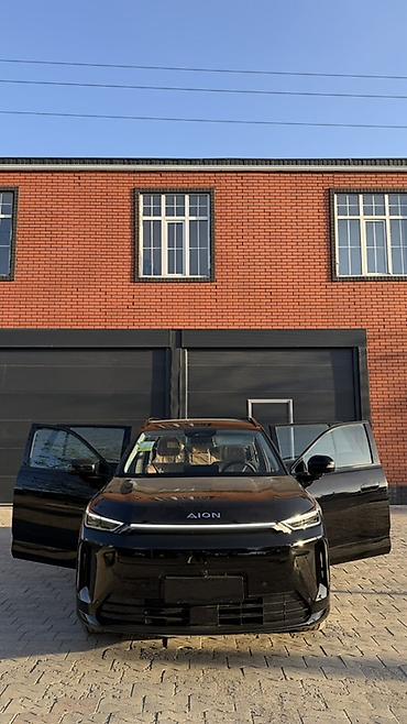 GAC: Черный кроссовер/внедорожник с просторным салоном и бежевой кожаной — 31