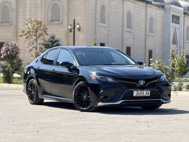 машина женская: Toyota Camry: 2022 г., 2.5 л, Вариатор, Гибрид, Седан