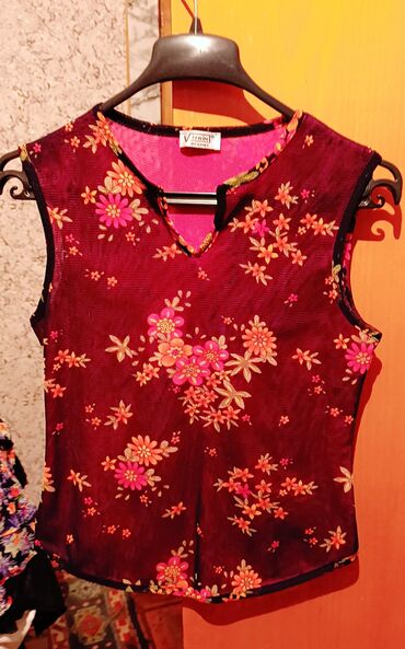 Köynək və bluzalar: S ölçü.Cox az geyinilib.demek olar tezedir.on manata qədər mal — 3