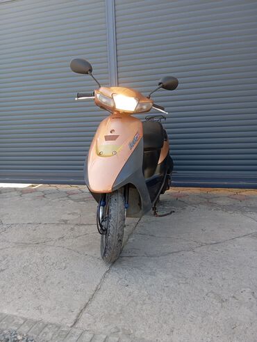 электро мотороллер с кузовом: Скутер Suzuki, 50 куб. см, Бензин, Колдонулган