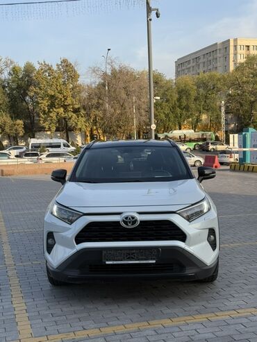 срочно продам машину дёшево: Toyota RAV4: 2020 г., 2.5 л, Автомат, Бензин, Кроссовер