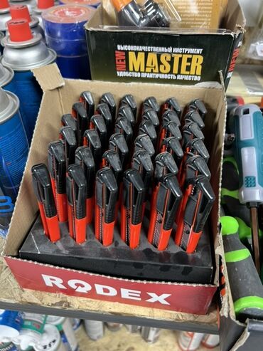 Ножи: Набор выдвижных канцелярских ножей Rodex, выполненных в красно-черной