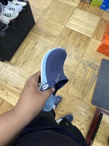 обувь для похода: Лёгкие и удобные сабо Crocs LiteRide с перфорированным верхом