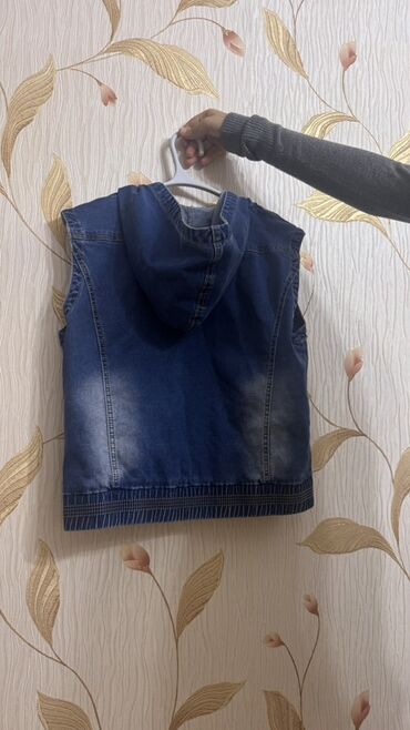 qaqa geyimi: Cins jilet – başlıqlı, fermuarlı model - Material: klassik denim