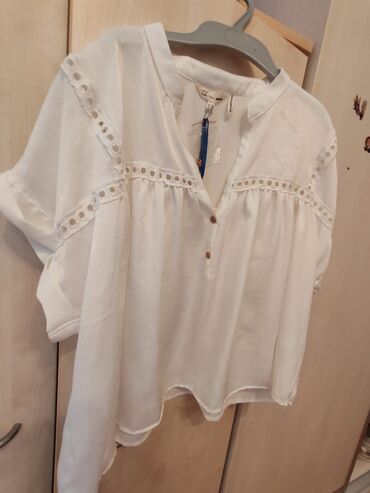 Futbolka və maykalar: Ağ rəngli, qısaqol qadın bluzası. Bluzanın yaxası V formalıdır və — 8