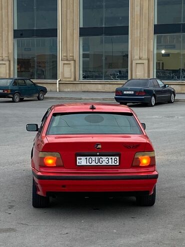 Digər Avtomobillər: Qırmızı rəngli sedan avtomobil Xüsusiyyətlər: - Korpus: 4 qapılı — 6