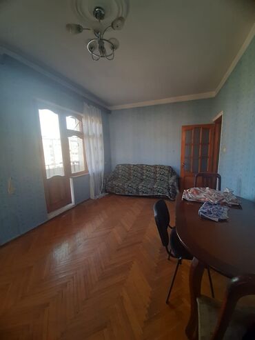 Otaqların satışı: Satılır: işıqlı, geniş zal otağı Bakıxanovda İcranın arxasında 7/9 — 8