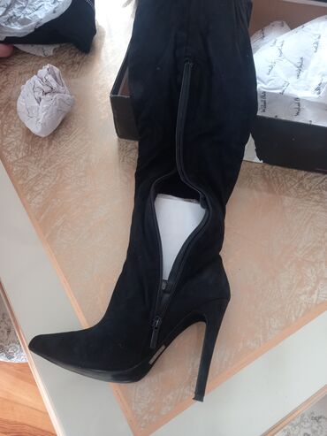 Çəkmələr: Amerikadan sifariş edilib. Çox uzundur, dizdən yuxarıdır, botforddur — 7