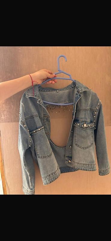 pencek qadin: Qadın geyim dəsti - Cins pencək: Açıq mavi denim, arxa hissədə iri — 1
