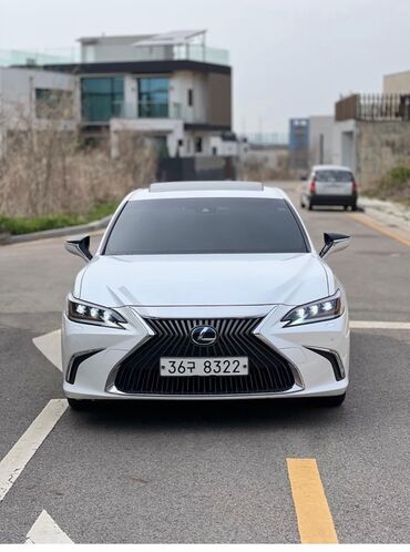runx alex: Автомобиль Lexus ES 300h в белом цвете. Седан с элегантным дизайном