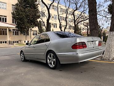 kuzu: Mercedes-Benz E-Class (W210) sedan, gümüşü rəng. - Kuzov: 4 qapılı — 4