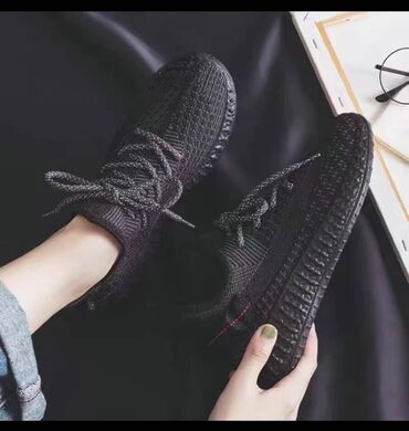 женские черные кроссовки: Продаю кросовки женские 37 размер новые. цена 1000 сом