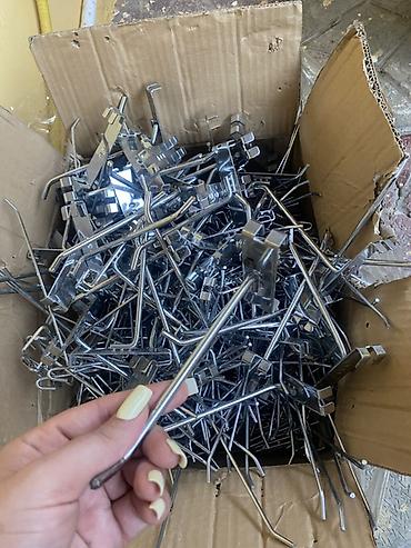 veşilkalar: Metal asqı qarmaqları – perforasiya olunmuş panel (pegboard) və mağaza — 1