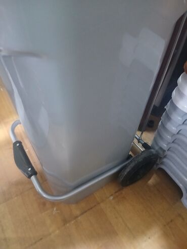 Tullantı qabları: Müxtəlif ölçülərdə və rənglərdə Goodbin zibil qutuları. Bu zibil — 9