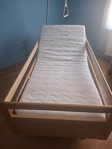 bioptron lampa: Medicinski bolnički krevet sa dušekom i trapez ručkom za podizanje — 2