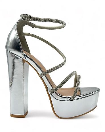mubb obuca online: Sandale
✨ Dostupne u broju 40
✨ Unutrasnje gaziste 26 cm

1300 rsd 💥 — 5