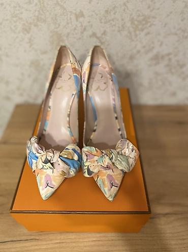 Tuflilər: Ted Baker London qadın tuflisi - Model: Klassik nasos (pump), sivri — 1