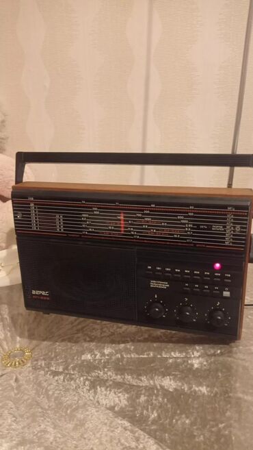 musiqi aletleri: Yenidi pakofqada qədimi radio