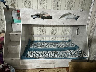 двухъярусная кровать для детей и: Двухъярусная кровать из светлого дерева с лестницей-комодом и