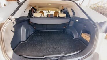 Toyota: Toyota RAV4 – ağ rəngli, modern dizaynlı krossover/SUV. Xarici: - — 6