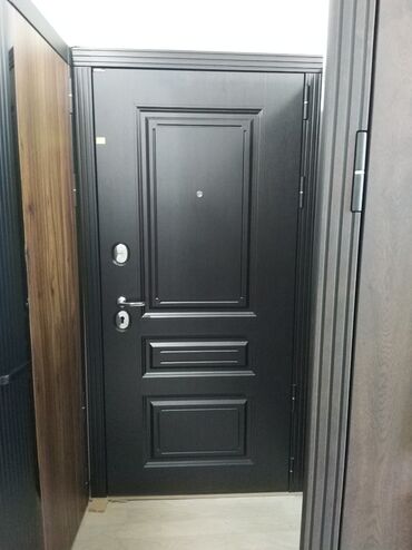 ofis qapilari: Qara rəngdə olan bu metal qapı evinizə əlavə təhlükəsizlik və stil