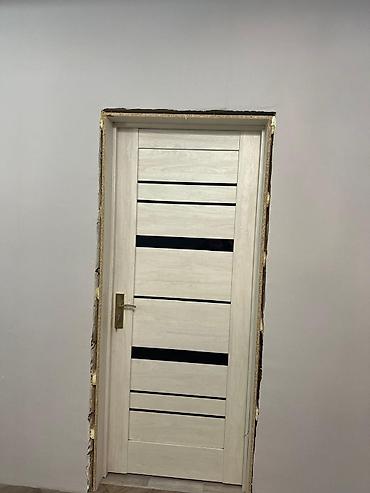 ağ qapı: Ağ açıq palıd rəng çalarlı daxili qapı - Material: MDF/laminat — 1