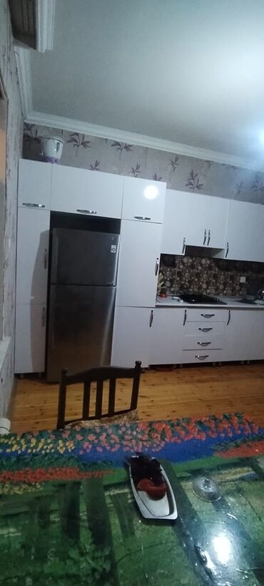 taxta bocqa: Mətbəx mebeli 4 m ölçülü,üzərində moyka olmaqla 400₼.Ünvan Yeni