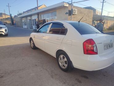 фольксваген поло седан: Ağ rəngli Hyundai Accent avtomobili. Dörd qapılı sedan kuzovuna