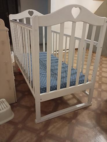 bunk bed: Детская кроватка из дерева, белая. - Опускающаяся (съемная) боковая — 4