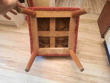 Stolice: Retro tabure,stolica Dimenzije oko 44x44 cm. Visina oko 36 cm Nogice — 5