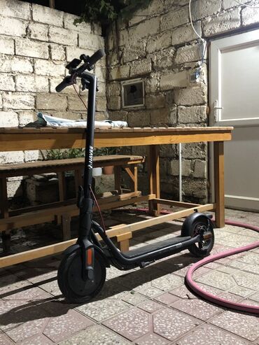Əlcəklər: Qara rəngdə, yığcam Hover-1 elektrik skuteri. Asan idarə olunur və
