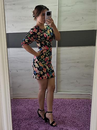 tiffany haljine: Mini haljina sa živopisnim cvetnim printom na crnoj osnovi. Haljina — 1