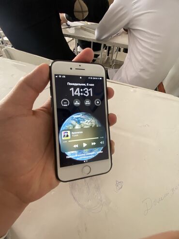 Apple iPhone: IPhone 8, Б/у, Белый, Чехол, 100 %