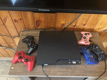 Sony PlayStation 3 oyun konsolu, dörd ədəd oyun pultu ilə birlikdə